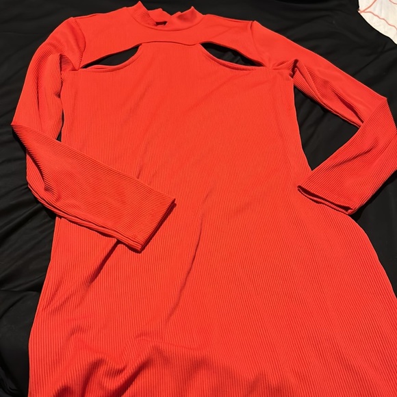 Dress with peek a boo collar bone - Picture 2 of 3